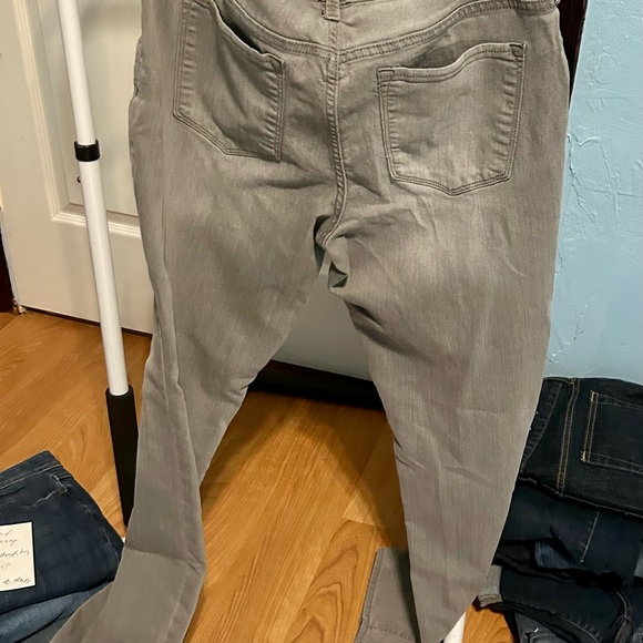 SOLD 5 or lady’s jeans - Picture 11 of 16